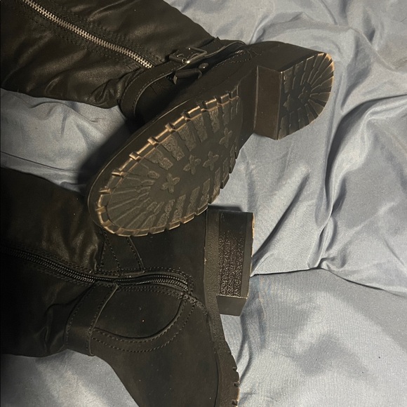 Black Boots with Zipper Detail - Picture 2 of 3